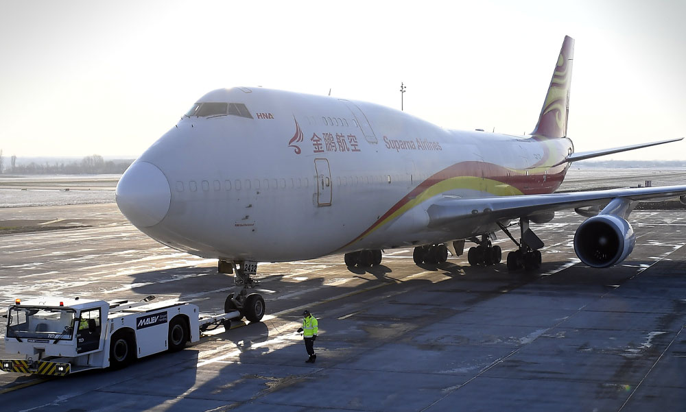 Újabb orvosi felszereléssel megrakott gép szállt le Ferihegyen