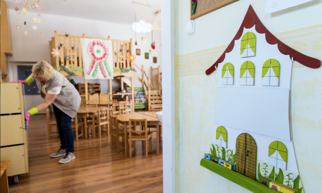 Van olyan budapesti óvoda, amelyben több mint 300 gyerek van karanténban, a gyömrői és pátyi óvodában alig maradt munkaképes dolgozó