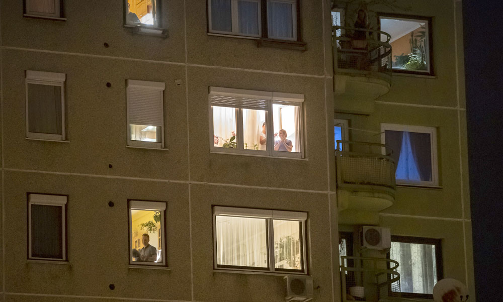 Fantasztikus hálatapsok a pesti lakótelepeken és spontán koncertek az erkélyeken