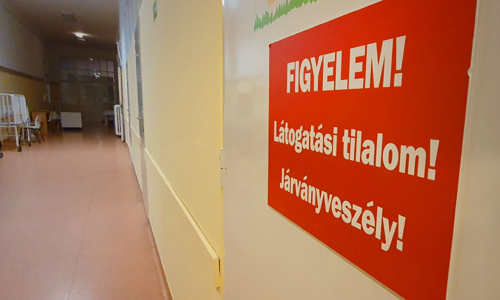 A koronavírus miatt országos látogatási tilalmat rendeltek el és sok új mentőkocsit állítottak szolgálatba