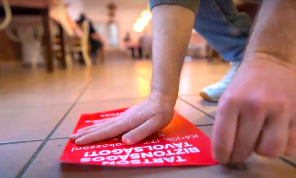 A koronavírus miatt távolságtartó matricák kerülnek a budapesti boltokba