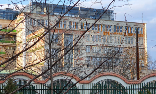 Május óta nem működik a mozgássérülteket szállító lift a 10 milliárdból felújított Kútvölgyi Tömbben