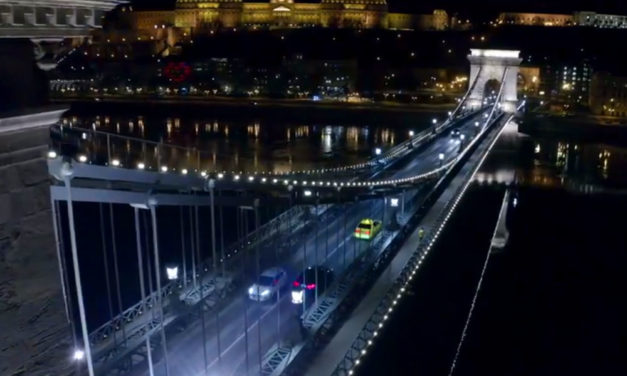 Az egészségügyiek tiszteletére fehér díszvilágítást kapott a Lánchíd