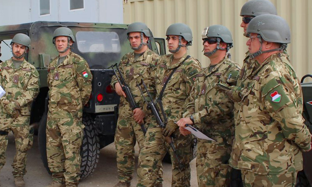 A koronavírus miatt az Auchanhoz is kivonultak a katonák