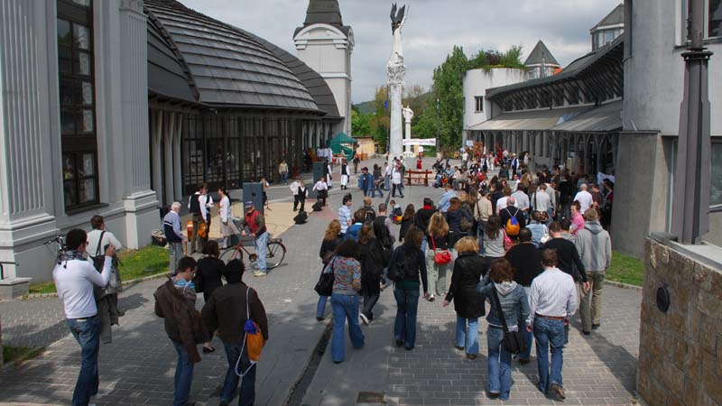 A Magyar Rádió egykori épületeibe költözik Piliscsabáról a Pázmány