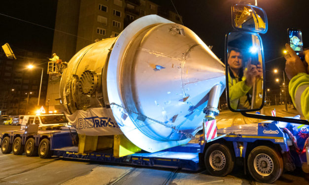 Óvatosan az autópályán! Ismét egy óriásjármű araszol Budapesten és az agglomerációban