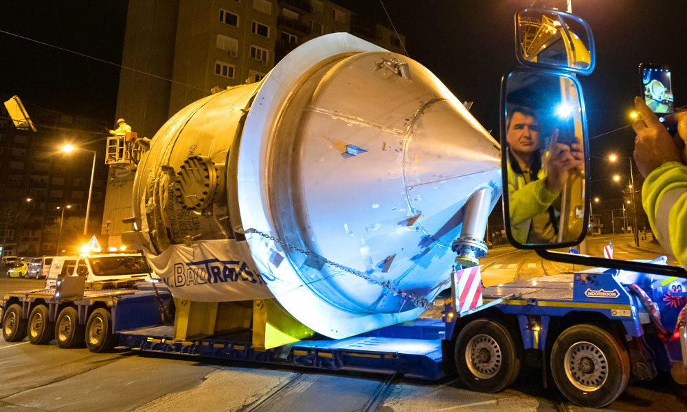 Óvatosan az autópályán! Ismét egy óriásjármű araszol Budapesten és az agglomerációban