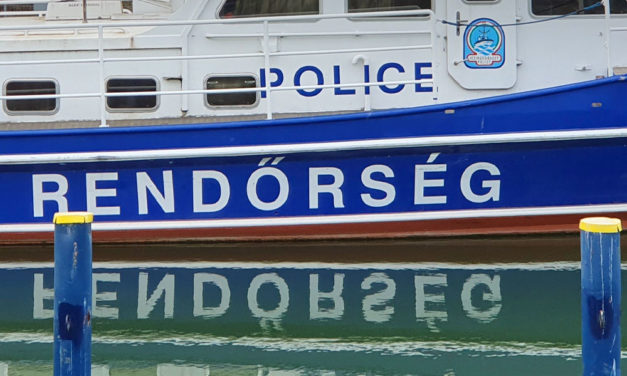 Éjszaka, részegen fürdött a Balatonban a monorierdői férfi: egy kenus mentette meg az életét