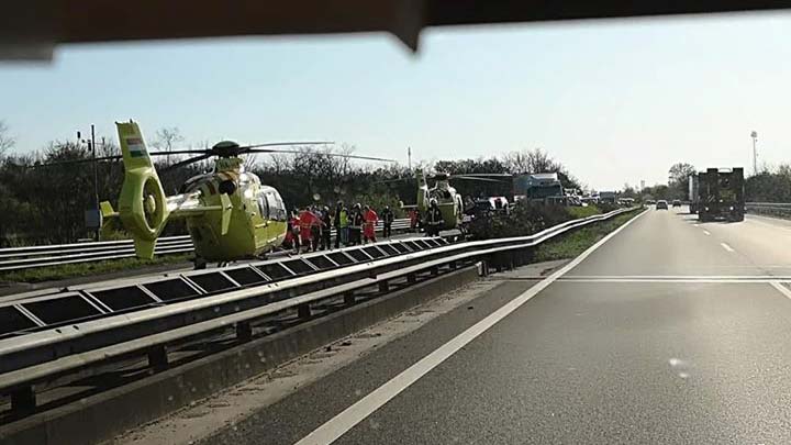 Mentőhelikopterek az M3-ason, lezárták a forgalmat