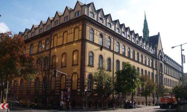 Jövőre 3 kórház felújításába száll be a kormány, de egyik sem állami intézmény: közpénzt kap Csányi Sándor magánkórháza, és a katolikus egyház is