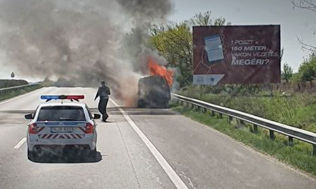 Kigyulladt egy kisbusz az M7-esen, óriási a torlódás