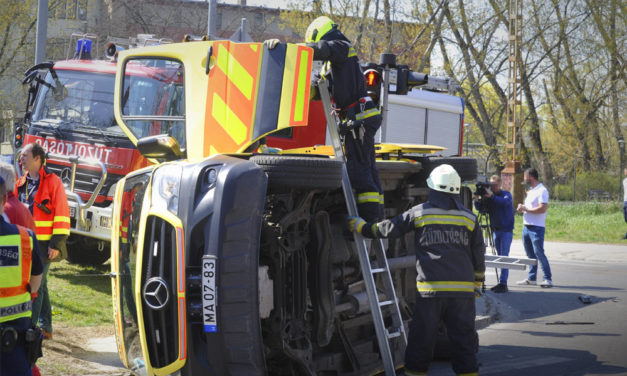 Felborult egy mentőautó Zuglóban