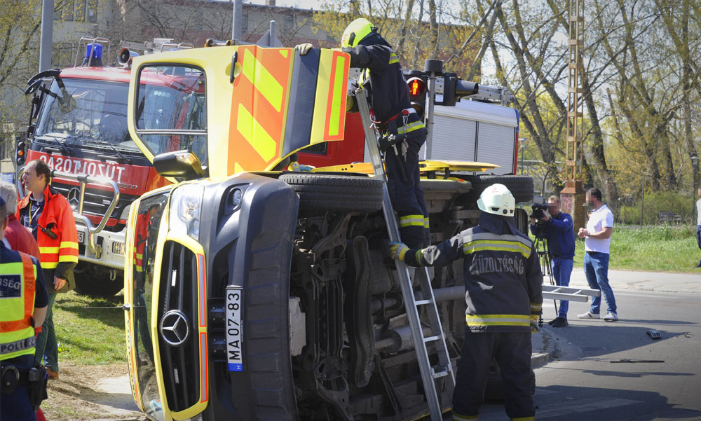 Felborult egy mentőautó Zuglóban