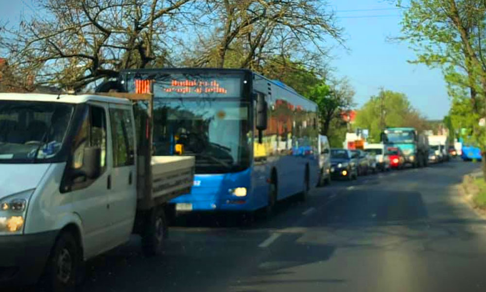 A koronavírus miatt óriási dugó alakult ki Budakeszin