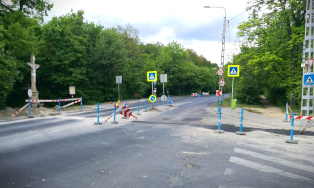 Valakinek önkényesen eltávolította a lezárást a frissen aszfaltozott útról, most csinálhatják újra