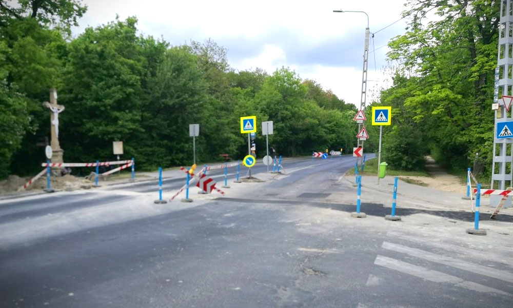 Valakinek önkényesen eltávolította a lezárást a frissen aszfaltozott útról, most csinálhatják újra