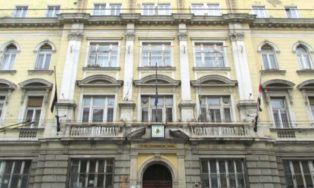 Bepöccent Józsefváros polgármestere, előrehozott választásokat követel