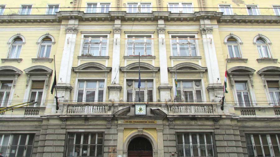 Bepöccent Józsefváros polgármestere, előrehozott választásokat követel