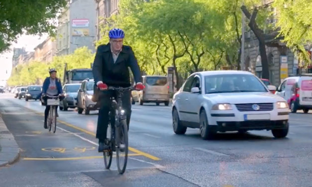 Bringára pattant a főpolgármester és szomorú lett attól, amit az utcán látott