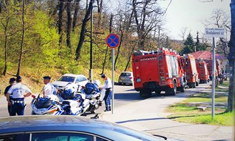 Tűzoltóautók, rendőrök sorakoznak Budakeszinél a Korányi mellett, ide viszik a 100 idős fertőzöttet