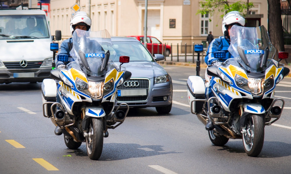 Az M3-ason indult be a szülés, motoros rendőrök segítettek a kismamának eljutni a kórházba
