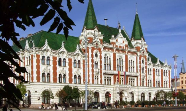 Mi történik Újpesten? A járda közepére ültetett fákat az önkormányzat, csak oldalazva tudnak elmenni mellette a gyalogosok