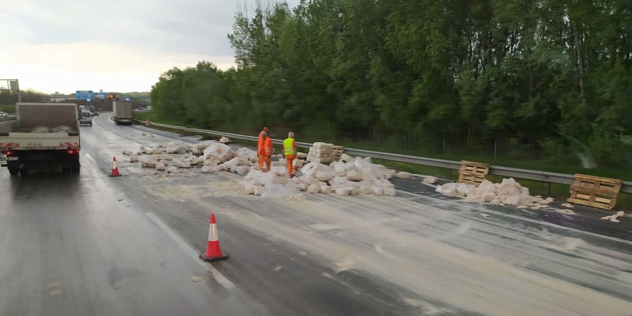 Zsemlemorzsa borult az M0-ásra – több kilométeres a torlódás