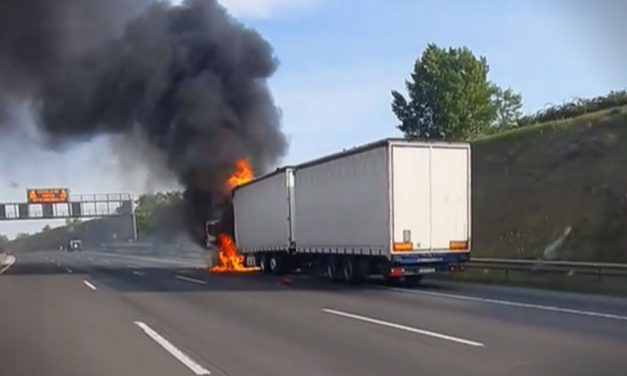 Kigyulladt egy kamion az M0-áson, teljes az útzár