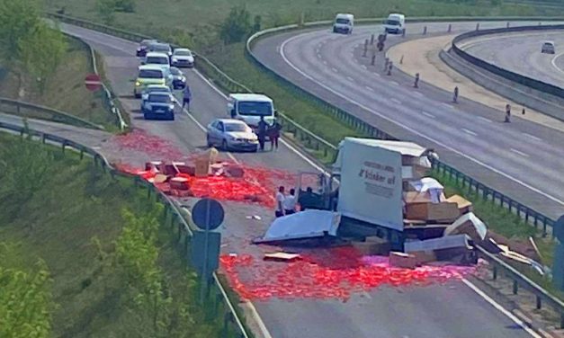 Baleset az M0-áson, rakomány borult az útra