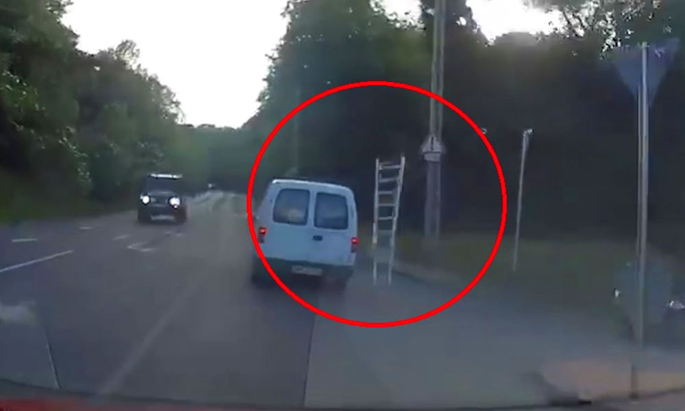 Lerepült a létra a furgonról, majdnem halálos balesetet okozott