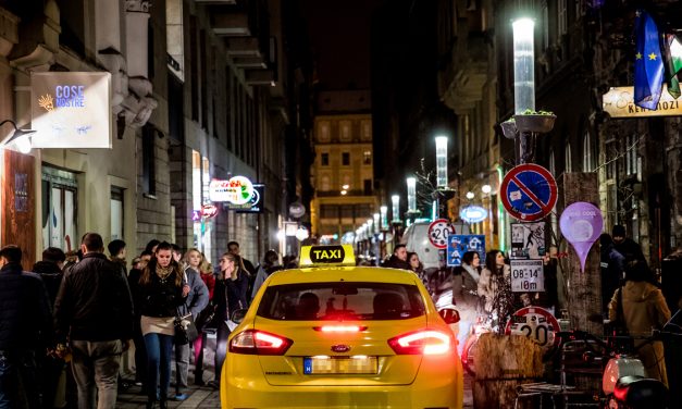 Angolul beszélő fiatalokat fenyegetett meg éles eszközzel a bulinegyedben egy rendőr, vizsgálatot rendelt el a BRFK – videó