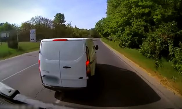 Kisgyerekkel az ülésen beletaposott a fékbe a kamion előtt, majd ütötte-verte a járművet