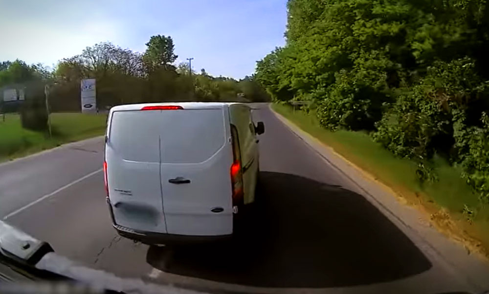 Kisgyerekkel az ülésen beletaposott a fékbe a kamion előtt, majd ütötte-verte a járművet