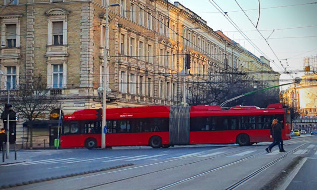 Lövöldözés a 76-os trolin, megsérült egy utas
