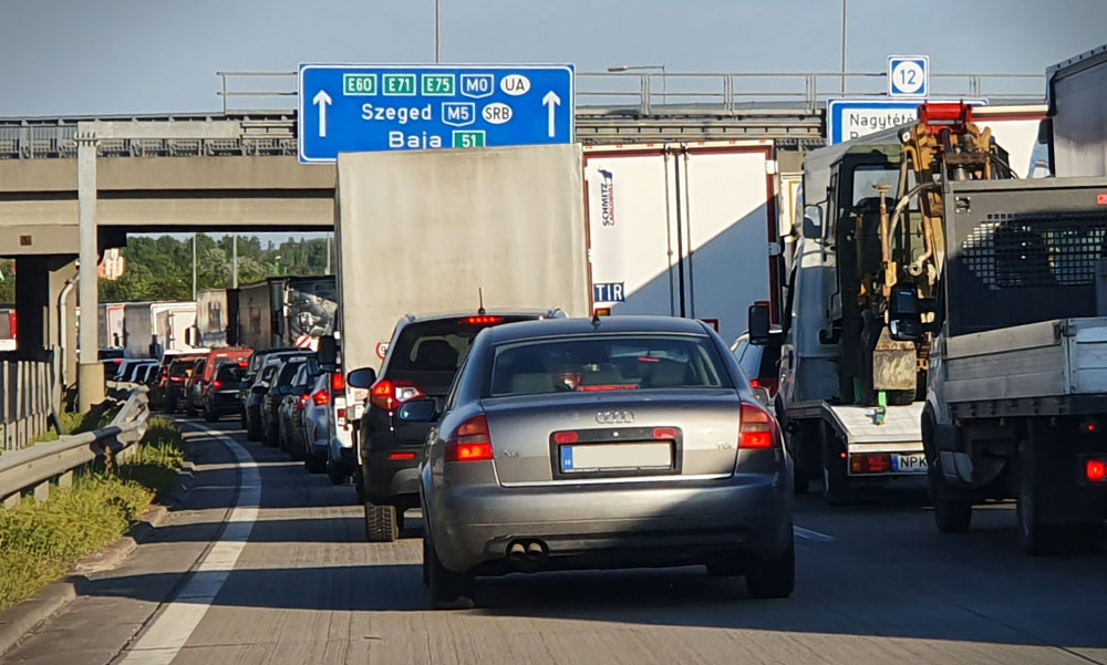 Torlódás az M0-áson és tömegek vonulnak a Balatonra az M7-esen