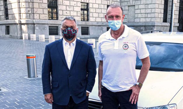 Maszkban pózolt Győrfi Pál Orbán Viktorral a Várban