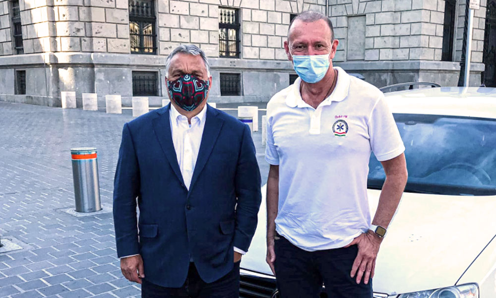 Maszkban pózolt Győrfi Pál Orbán Viktorral a Várban