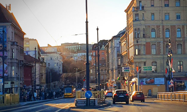 Balhé a Margit-hídnál: betörték az utasok a BKK járatának ablakát