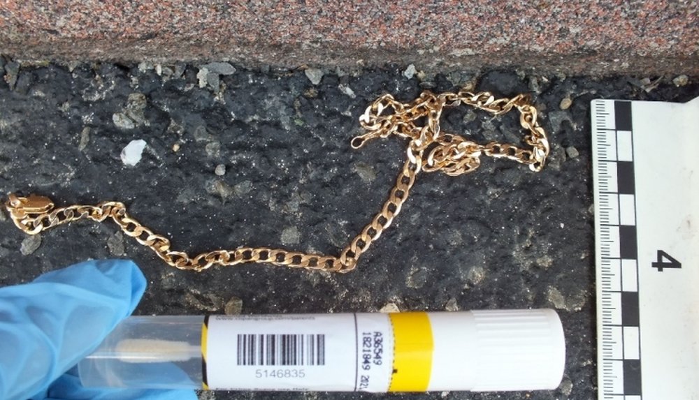 Fellöktek egy babakocsit toló nőt, hogy így lopják el a nyakláncát