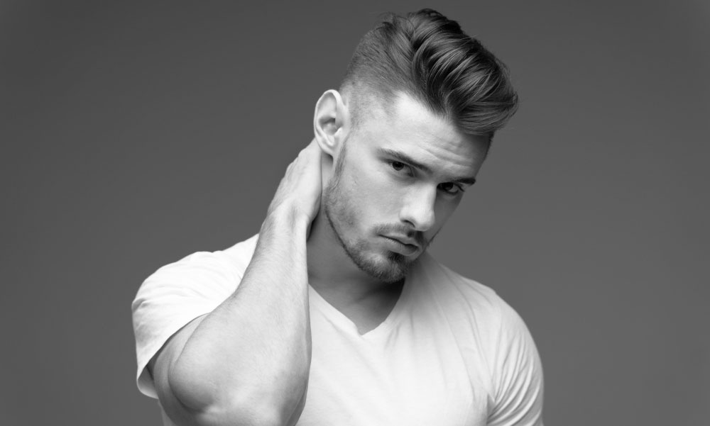 A férfi pólóban rejlő kötetlen elegancia