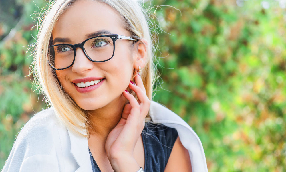 A szemüvegkeret anyaga rendkívül fontos tényező a szemüveg kiválasztásánál
