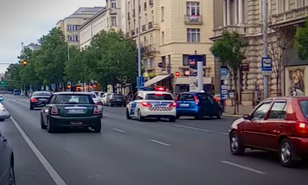 Akció a Belvárosban! Rendőrök elől menekült egy autós, motoros futár állította meg