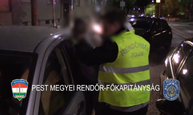 Rendőrségi rajtaütés: Titokban már figyelték a bűnbandát, ékszereket és milliókat csaltak ki idősektől