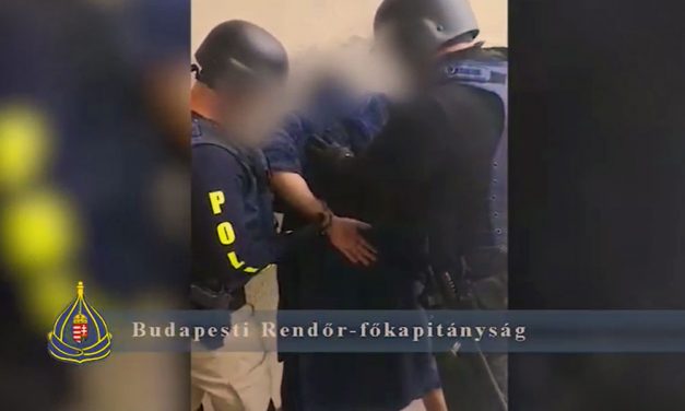 Fegyverrel raboltak ki egy dohányboltot, megkötözték az eladót