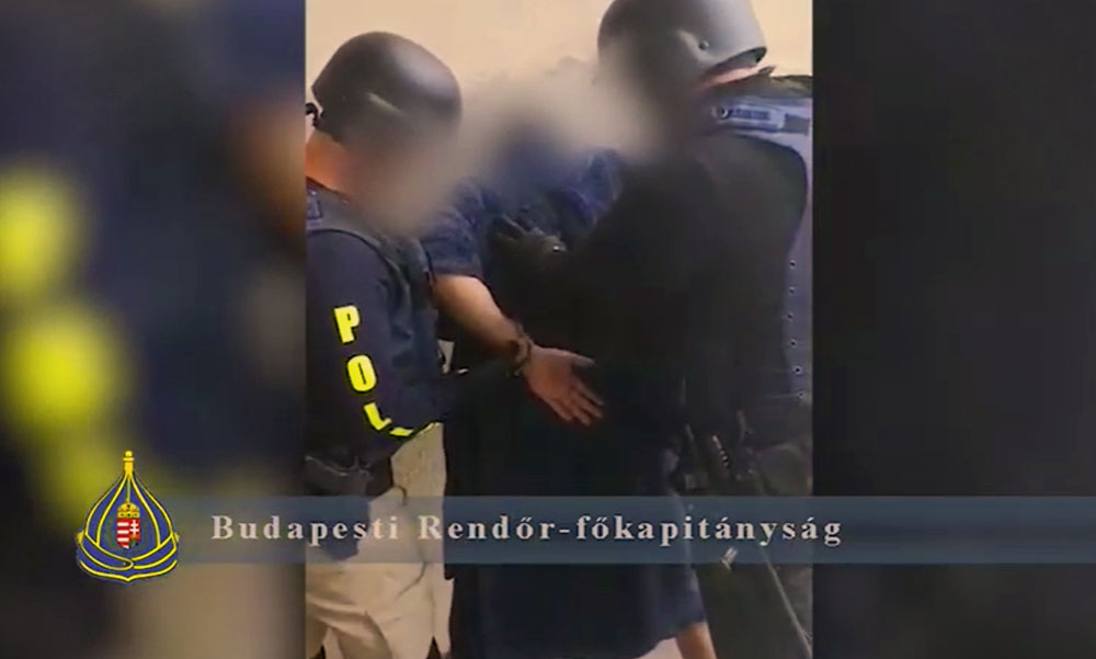 Fegyverrel raboltak ki egy dohányboltot, megkötözték az eladót