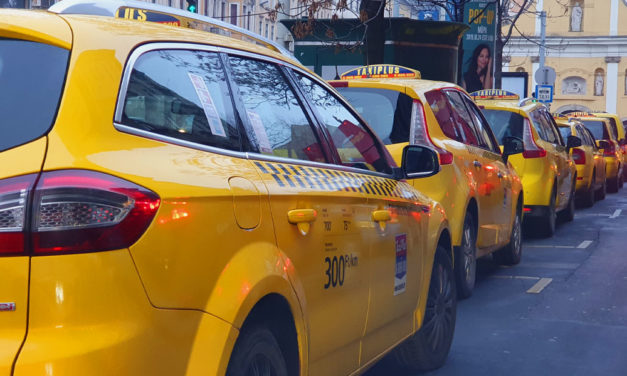 Késsel támadtak egy taxisra Budapesten – A telefonját és a pénzét követelték