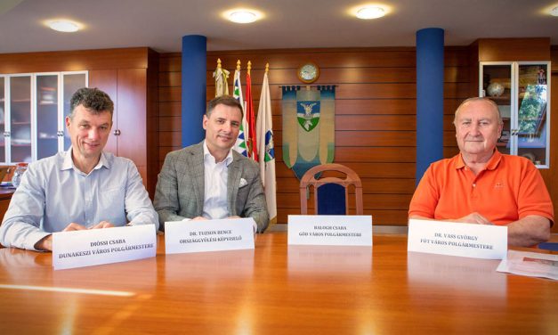 Nevetve pózoltak a fideszes vezetők a gödi polgármester üres széke mellett