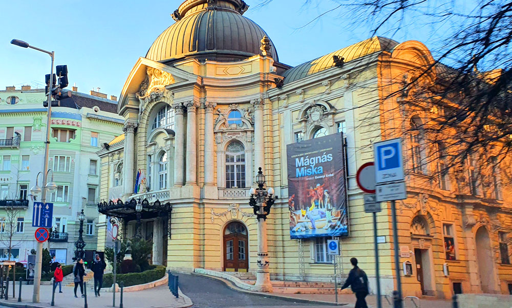 A Vígszínház legnépszerűbb előadásai érintettek a hónapok óta tartó csalássorozatban