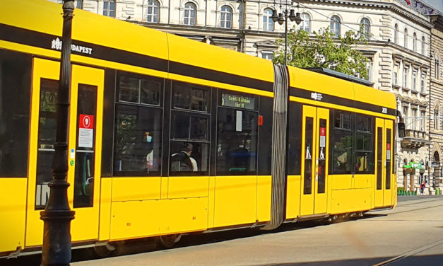 Megtámadták a 4-es, 6-oson Rékasi Károly fiát, vége a különös őrszolgálatnak