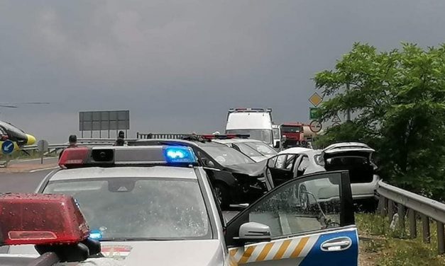 Heten megsérültek egy autóbalesetben a 23. kerületben, lezárták az 5-ös utat